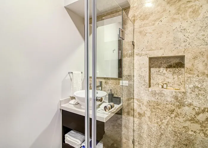 Menesse #204a Downtown Hotel *
